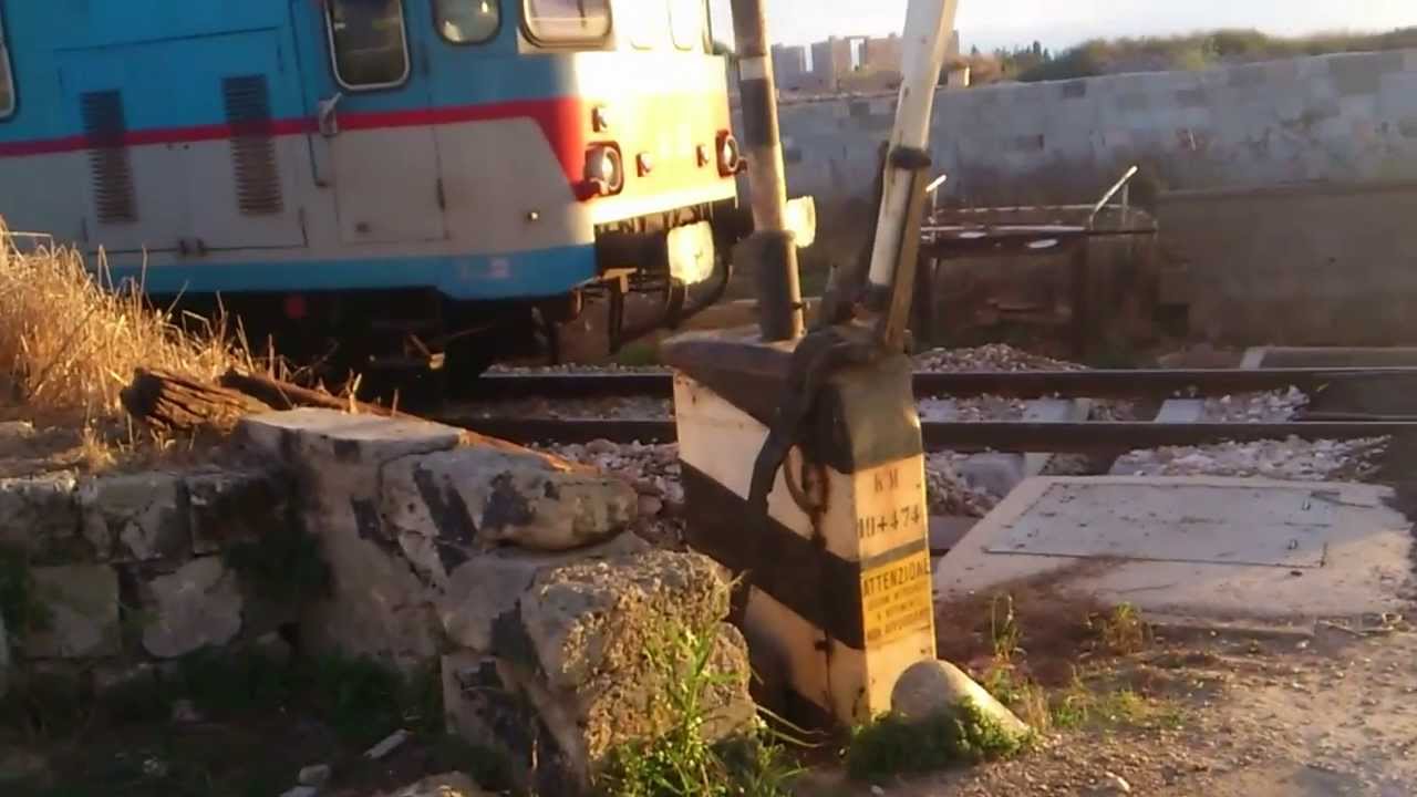Poggiardo: il passaggio a livello resta aperto al passaggio del treno.