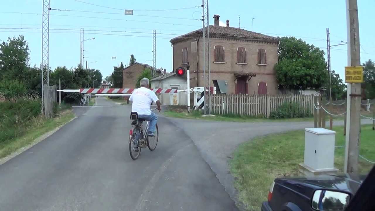 Passaggio a livello di via Cavamento in HD - Lavezzola (doppio transito) // Level Crossing