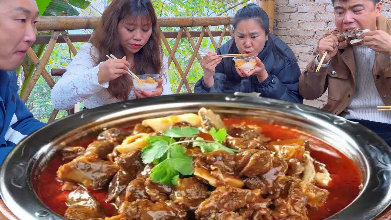 今天表妹來家裡，二弟做“燉牛排火鍋”，軟嫩多汁一口一块吃過癮【鐵鍋視頻】