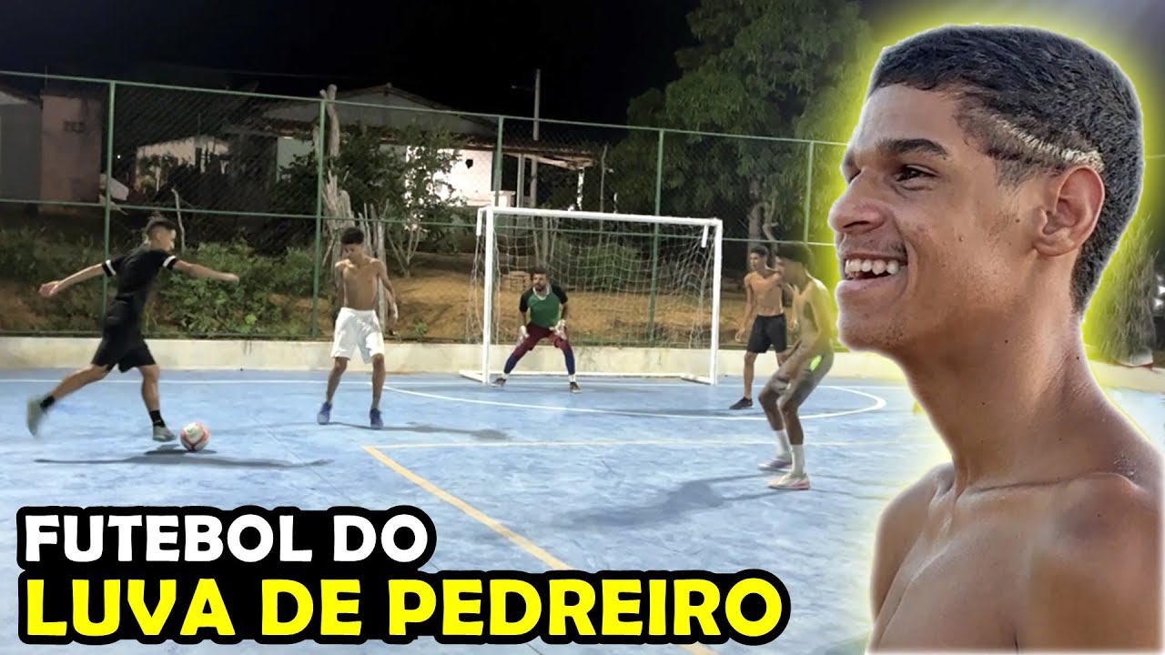 JOGANDO FUTEBOL COM LUVA DE PEDREIRO NA SUA QUADRA OFICIAL! ‹ Rikinho ›