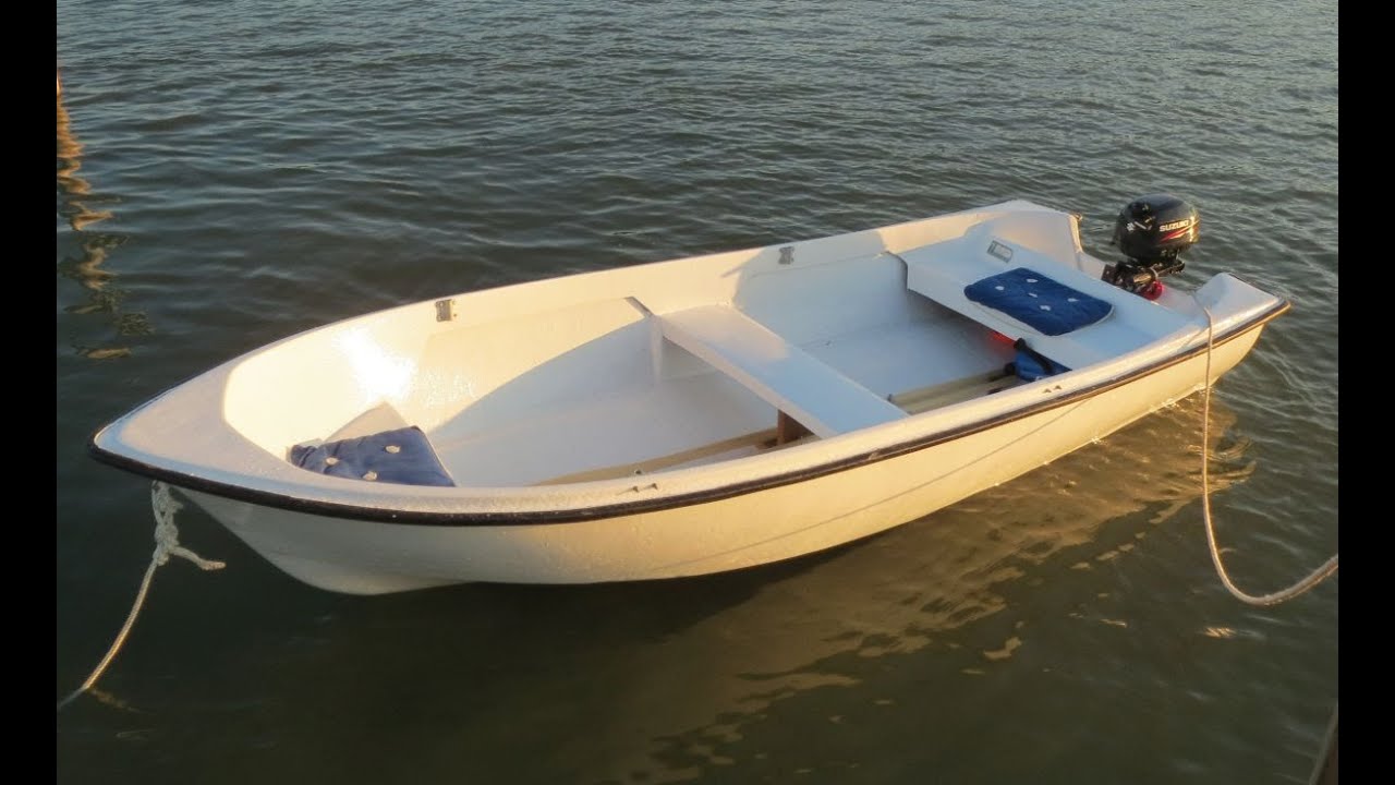 Driving with Suzuki 2,5 hp and 4 meter boat at sea