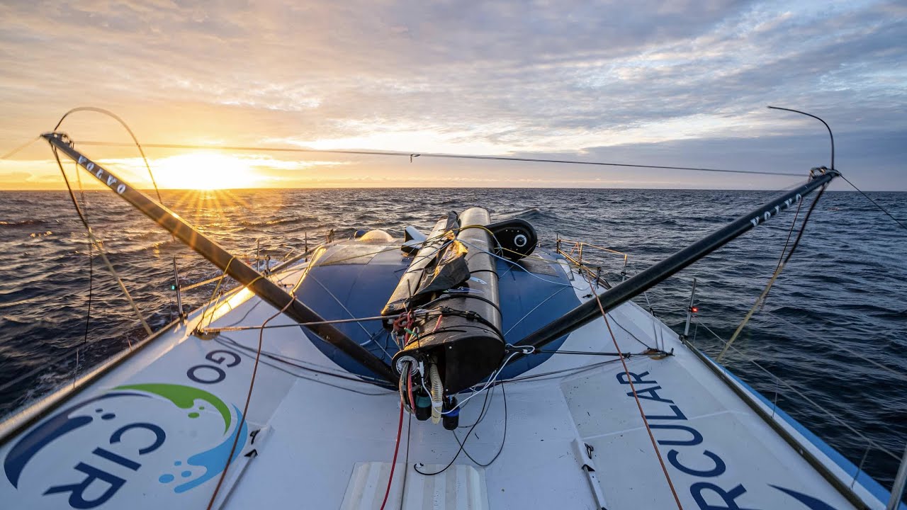 😱 MAST DOWN! - IMOCA Holcim-PRB dismasts in The Ocean Race