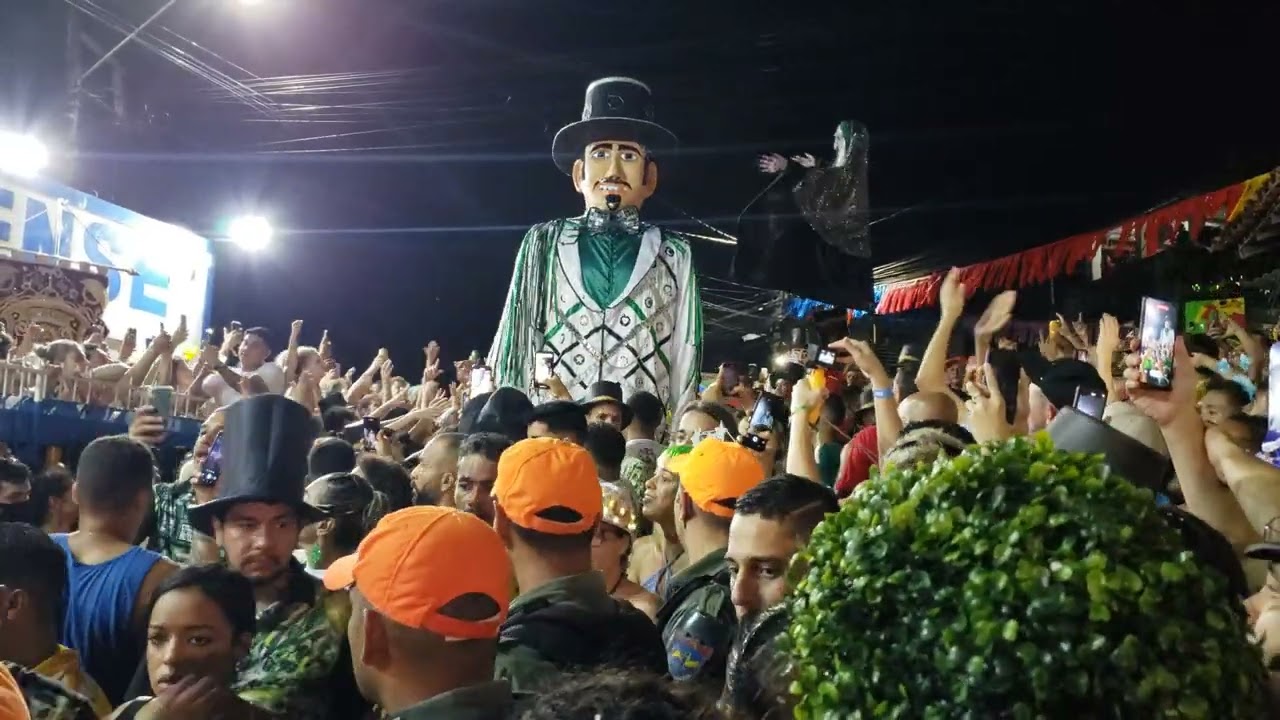 Homem da Meia-Noite entregando a chave a Cariri Olindense - Carnaval 2023