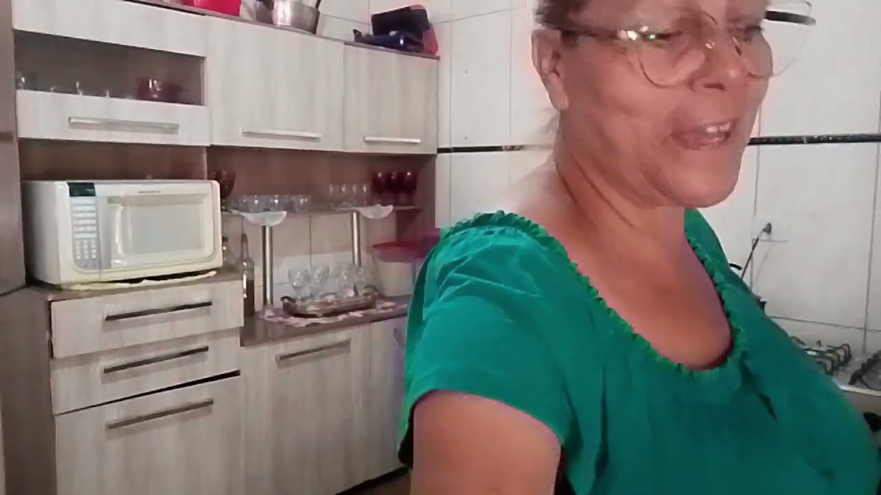 Descascando mandioca 