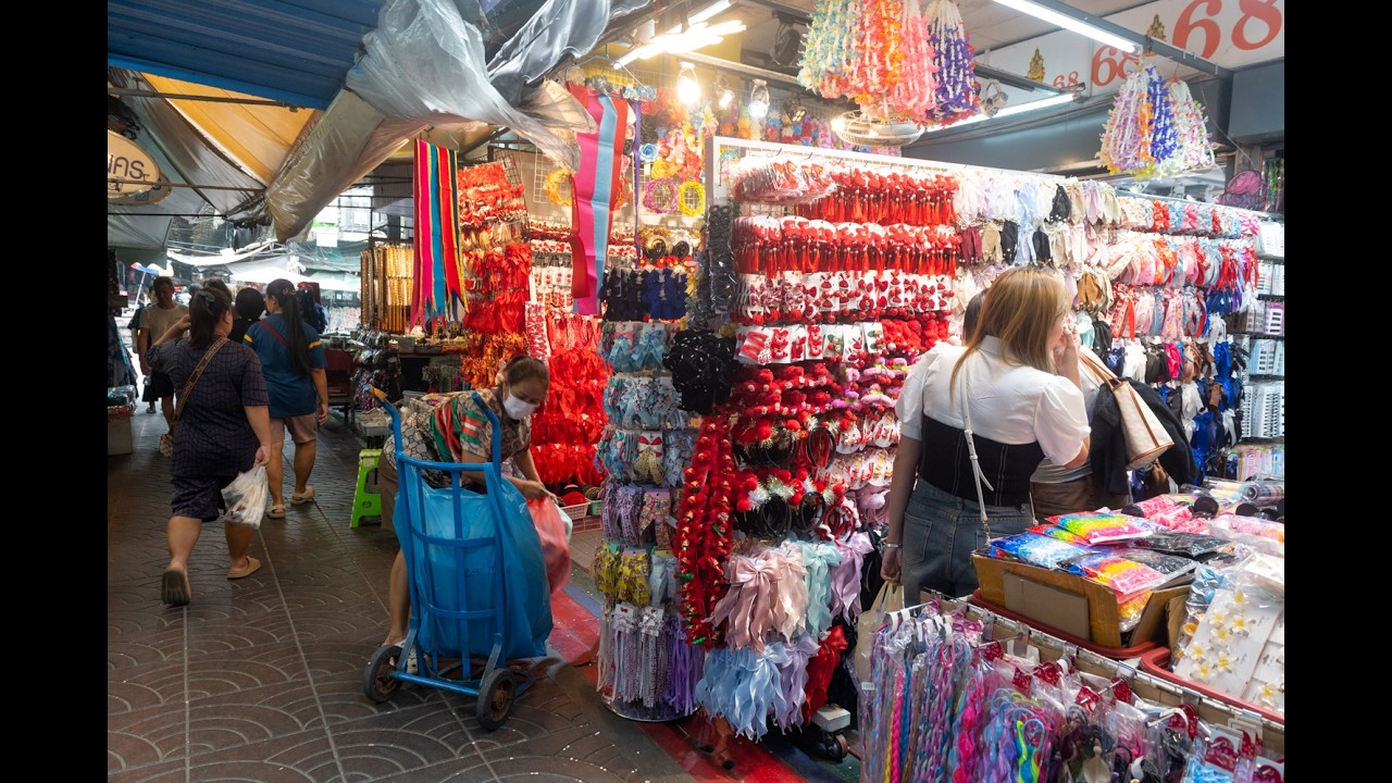 [4K] Walk inside Sampeng Market the best place for cheap wholesale gifts and souvenirs in Bangkok