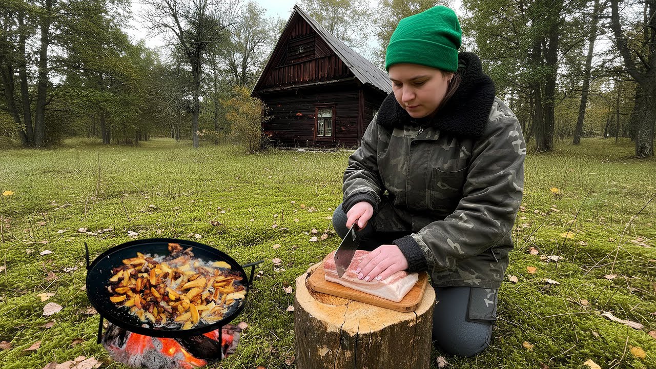 Сельский вечер, огонь гриля и хрустящий картофель на открытом огне