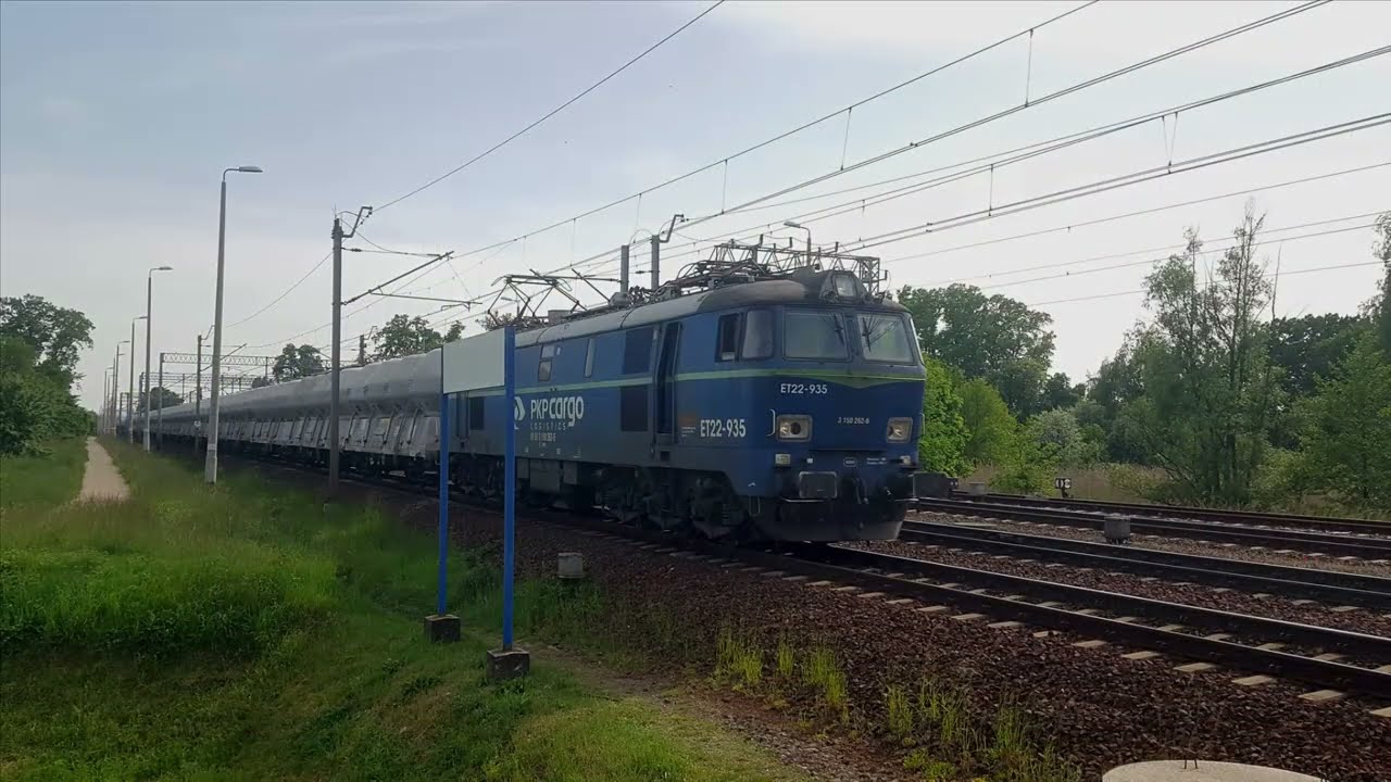 ET22-935 z wagonami Uacs (408S) i platformami Res na Poznań i ET22-788 z węglarkami na Wrocław.