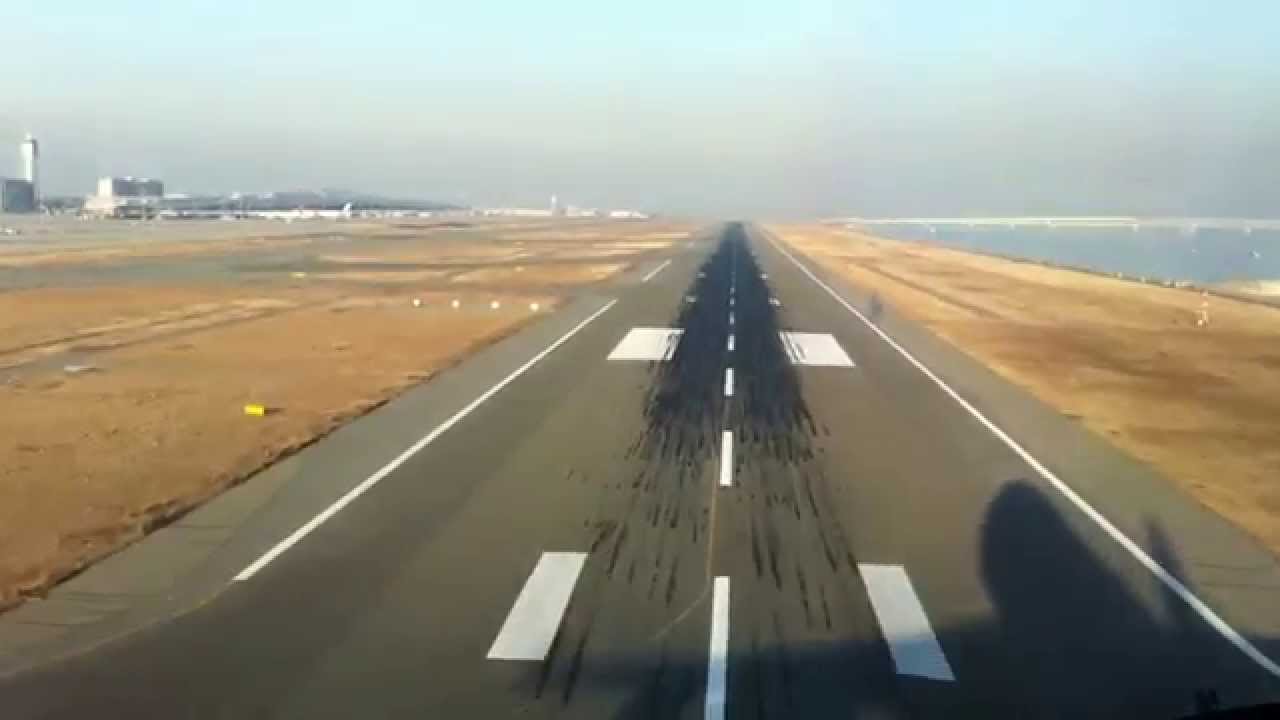 Boeing 747-400F Cockpit Landing in Osaka