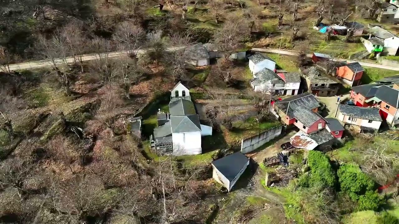 Valdeorras. Pueblo de Domiz y la Ermita de San Antonio.