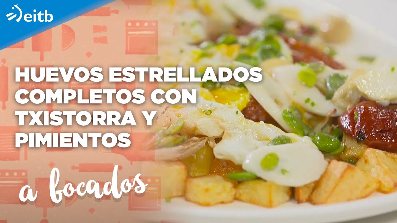 A BOCADOS: Huevos estrellados completos con txistorra y pimientos
