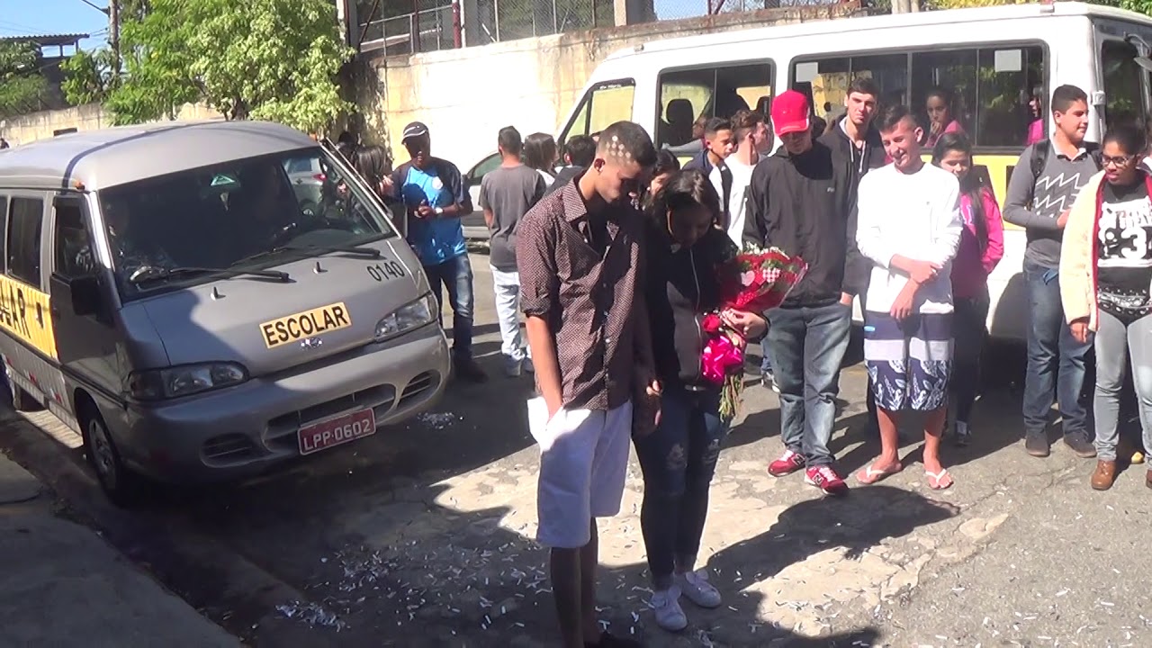 Loucura de amor em guarulhos pedido noivado em frente escola