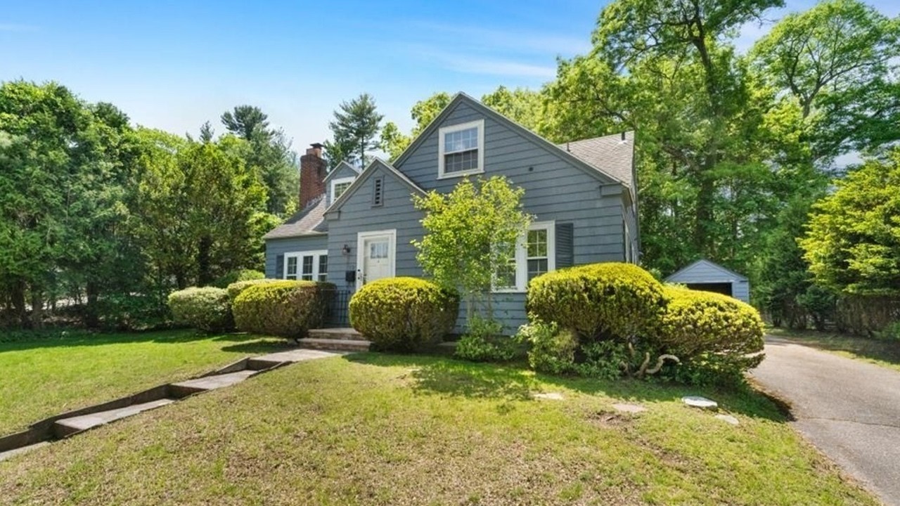 10 Park Lane, Walpole MA - Charming Cape Set in One of the Area&rsquo;s Most Sought-After Neighborhoods