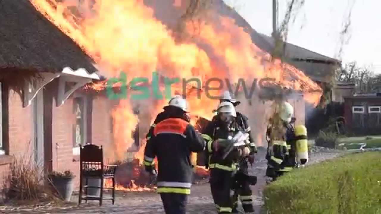 Reetdachhaus in Flammen: Hufnerhaus in Hamburg-Neuengamme niedergebrannt