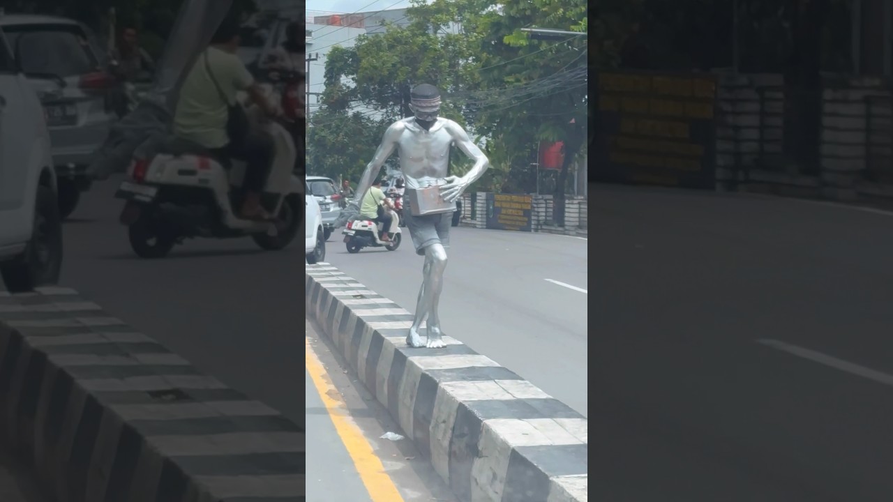 Kirain patung tau nya manusia silver, jadi sedih  