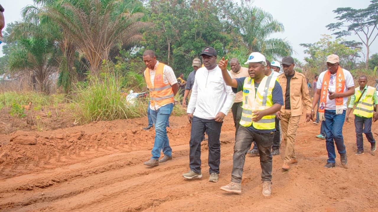 RDC Muhindo Nzangi visite le chantier d'ouverture de la route de desserte agricole au Kasaï