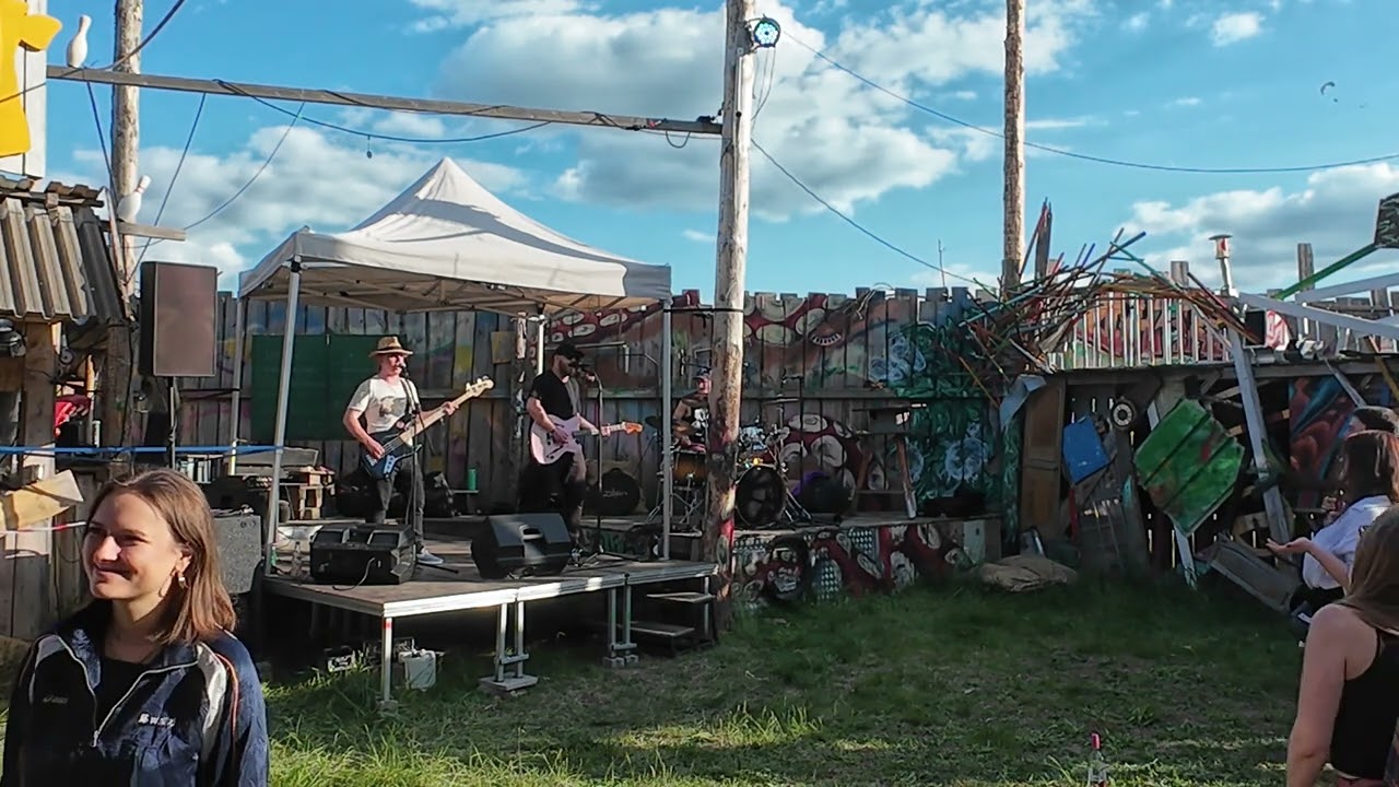 Live-Concert-Snippet: Chemie Dion feat. Worldsokayestdrummer at Feinstaubfestival