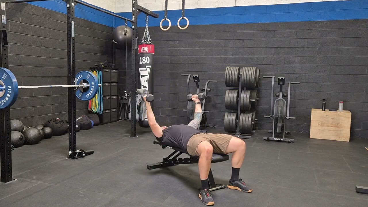 Dumbbell Chest Fly / &eacute;cart&eacute; halt&egrave;res
