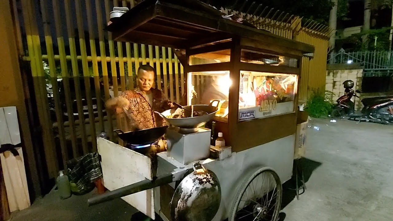 NASI GORENG TERKENAL DI PLUIT & JUALAN SUDAH 30 TAHUN SAAT MASIH BUJANG !! INDONESIAN STREET FOOD