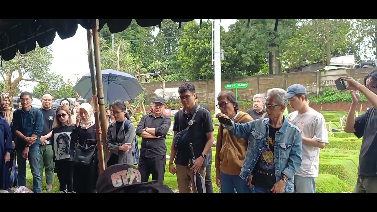 Didampingi Achmad Albar dan Ian Antono, Jenazah Donny Fattah Dimakamkan di TPU Kampung Kandang 