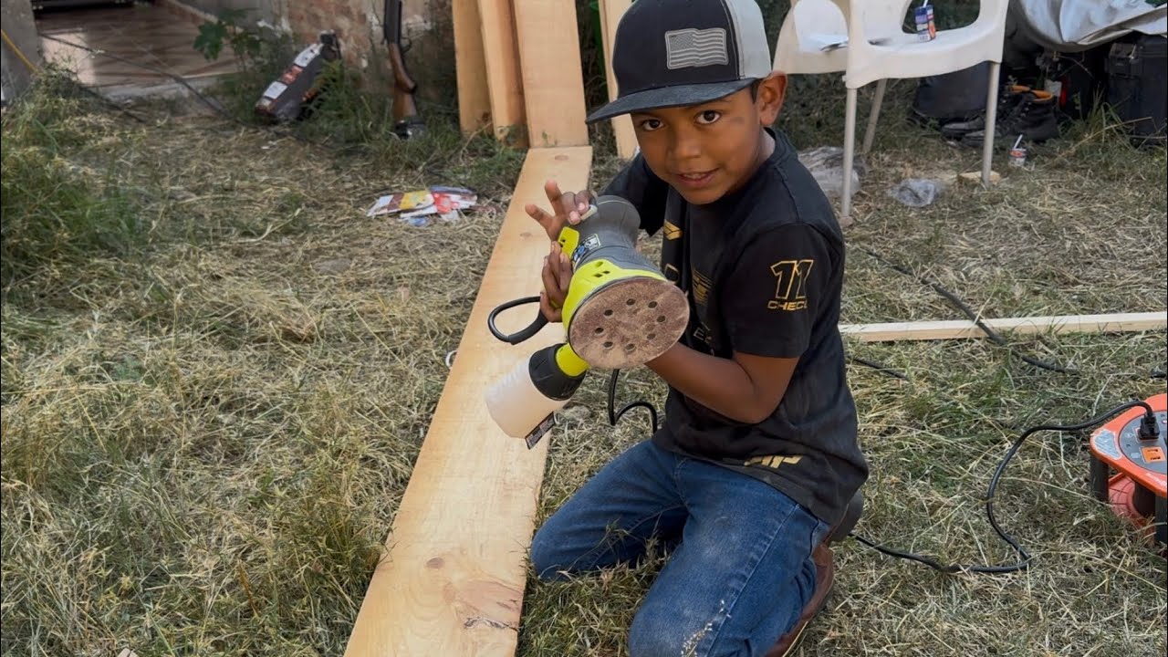 Acompáñame a pulir madera para el cajón de Santi, donde él guardará su ropa ￼