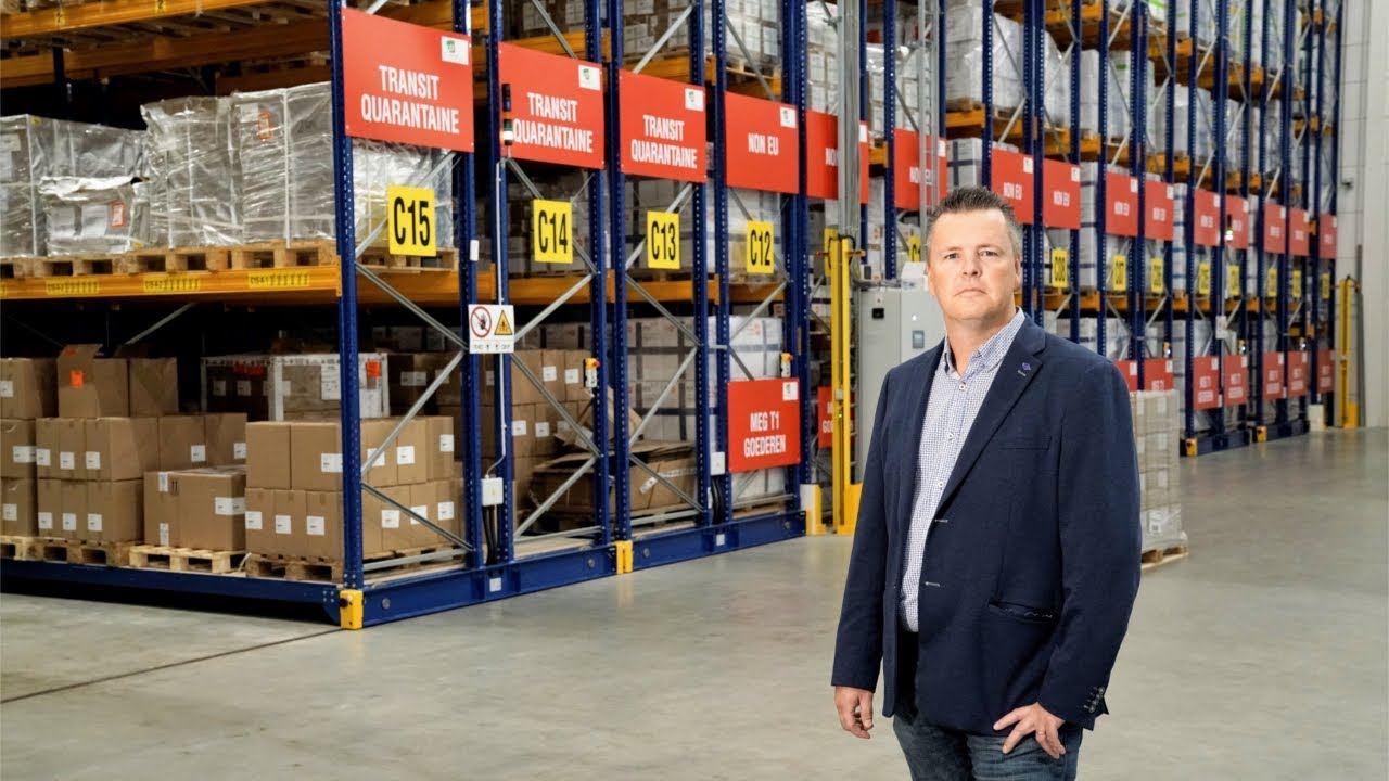 Verrijdbare stellingen voor maximale benutting van ruimte in magazijn CyberFreight.