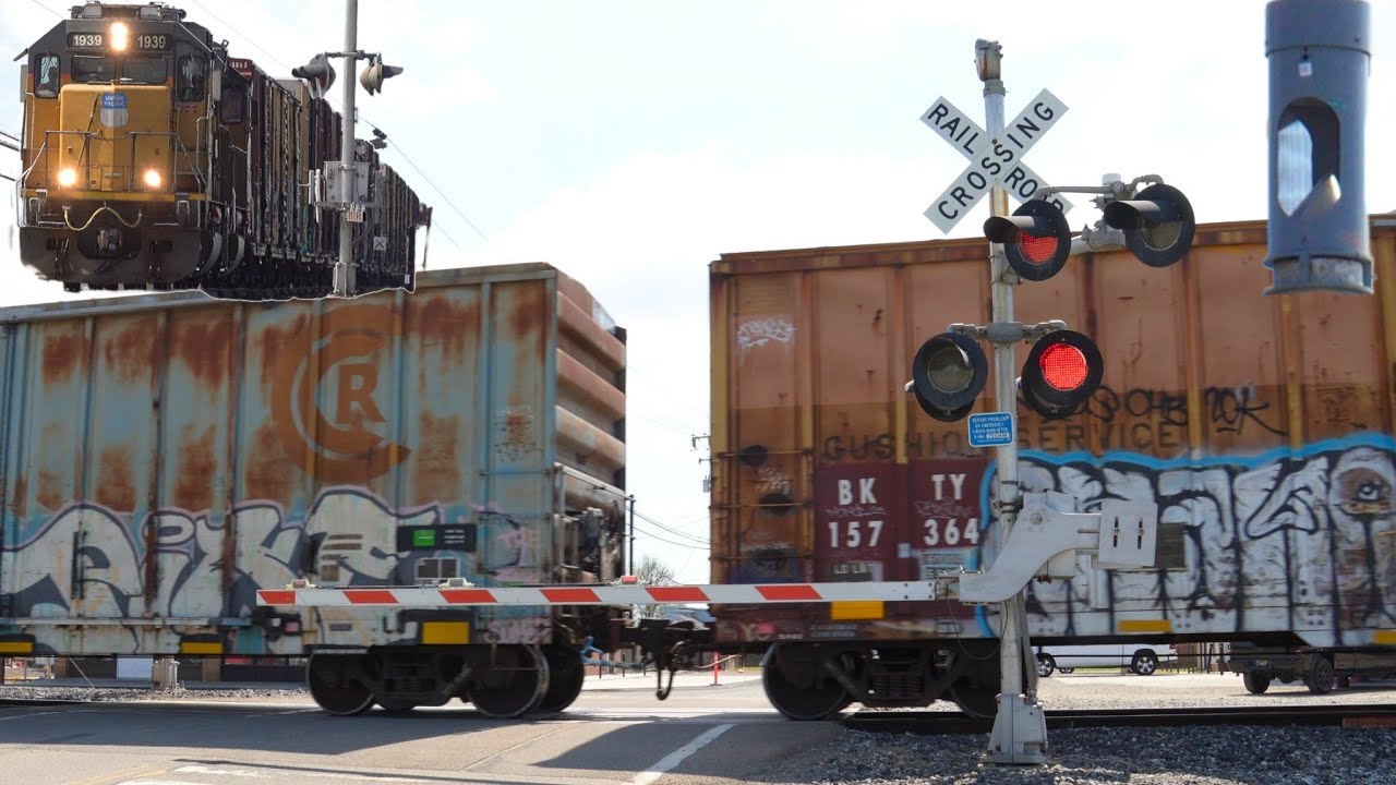 UP 1939 Tracy Turn Local East | *New E-Bell* S 7th St. Railroad Crossing, Tracy CA