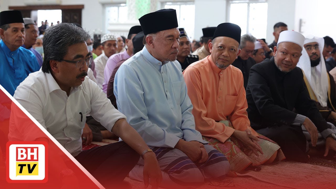 Anwar tunai solat Jumaat di Masjid Jamek Kampung Baru