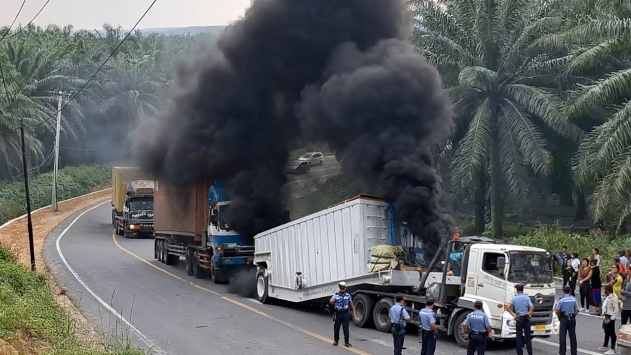 Amazing‼️Trailer Aneh Balapan Truck Mundur Harus DiBantu Dorong