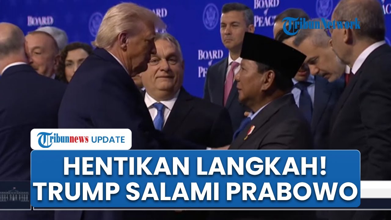 Momen Spesial Trump Hentikan Langkah, Salami & Tepuk Pundak Prabowo Usai RI Gabung Dewan Perdamaian