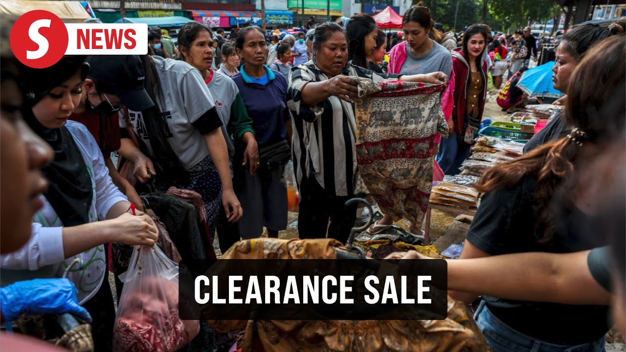 Muddy goods sold off at Hat Yai market, deadly floods ruin shops' stock