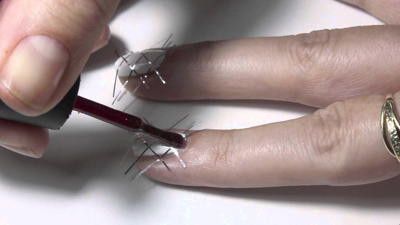 Tutoriál na mřížkovou manikúru s texture lakem na nehty.