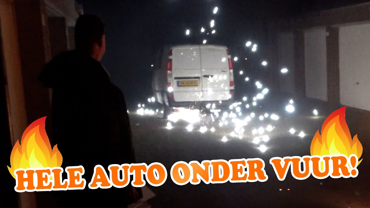 ER SCHIET VUURWERK ONDER MIJN AUTO!!! (8/8 OUDJAAR 2024)