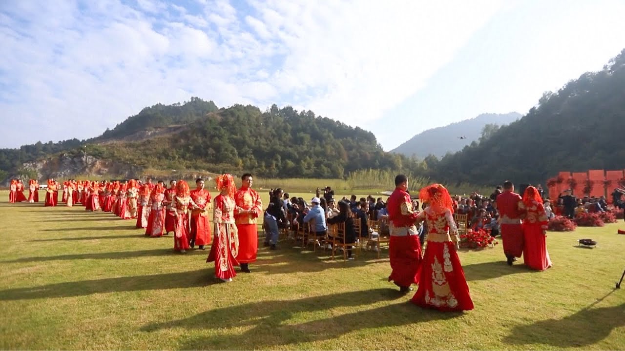 29 couples marry at same time in SW China