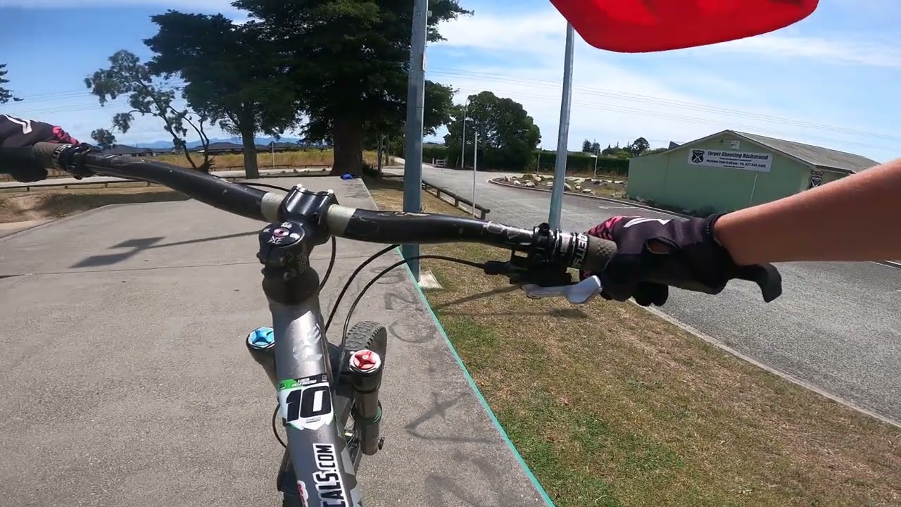 Little tour of the local skate park.