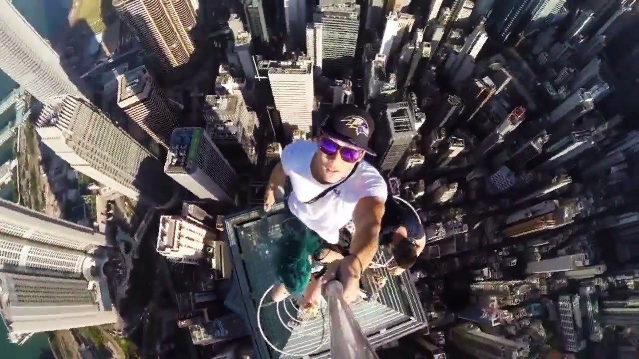 ► Selfie vertigineux depuis le sommet d'un gratte-ciel &agrave; Hong Kong !