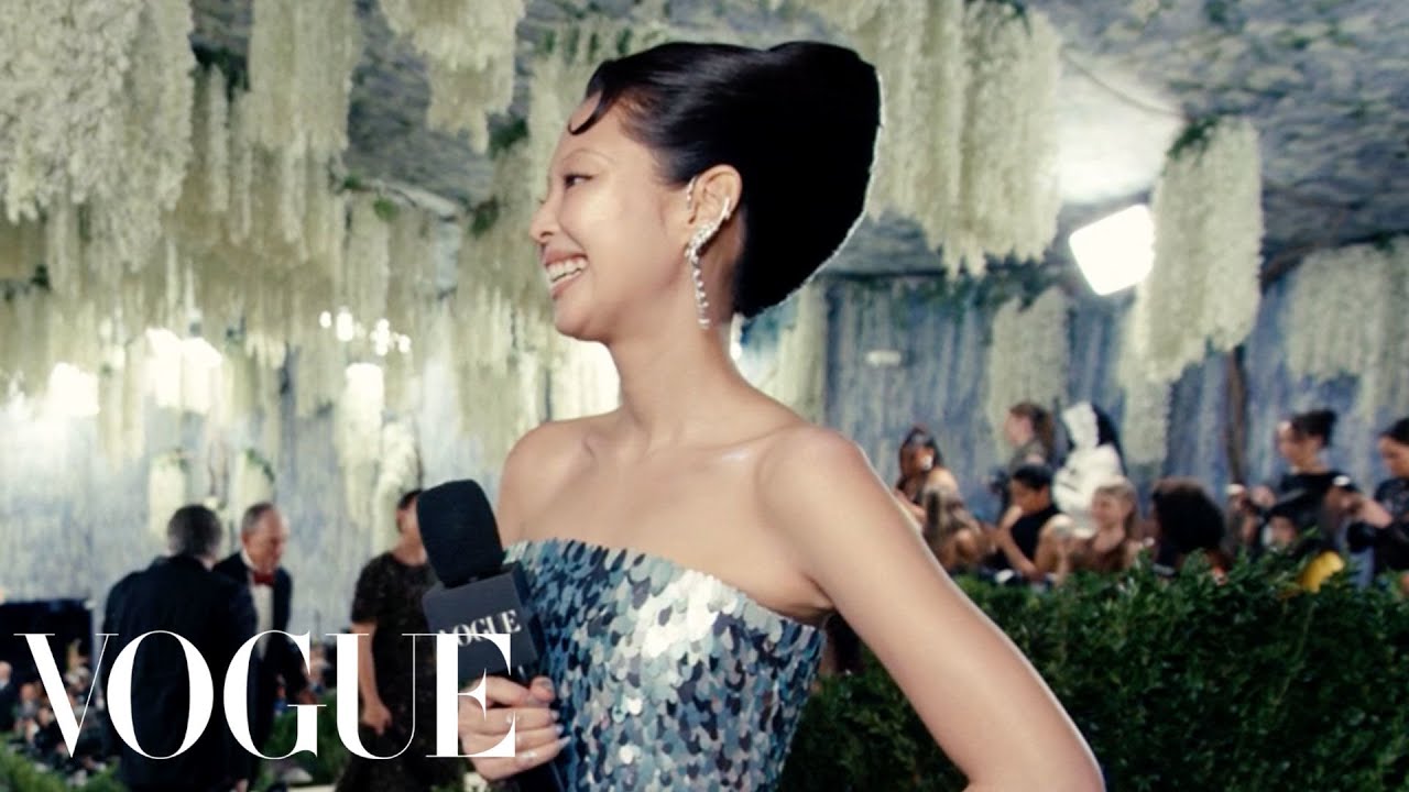 Дженни на Met Gala в платье с 15 000 металлических пайеток в форме листьев | Vogue