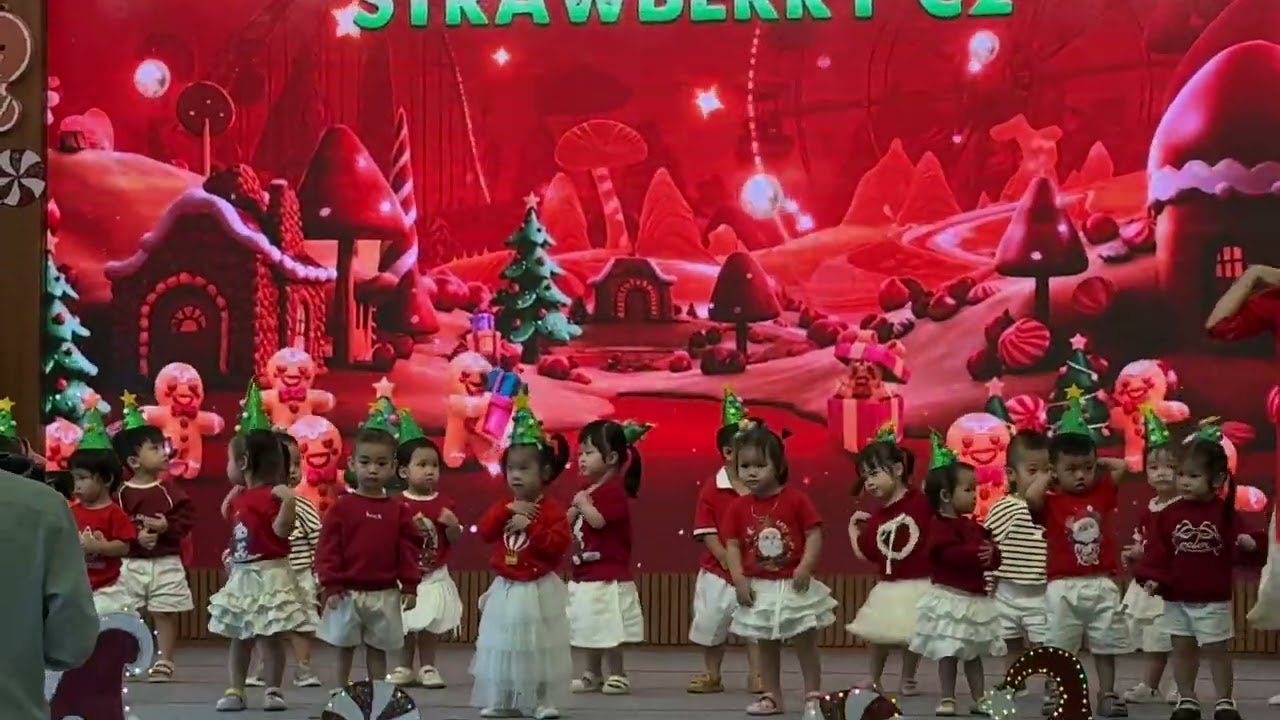 Em bé Hải Vy cùng lớp Strawberry C2 diễn văn nghệ Noel 2025