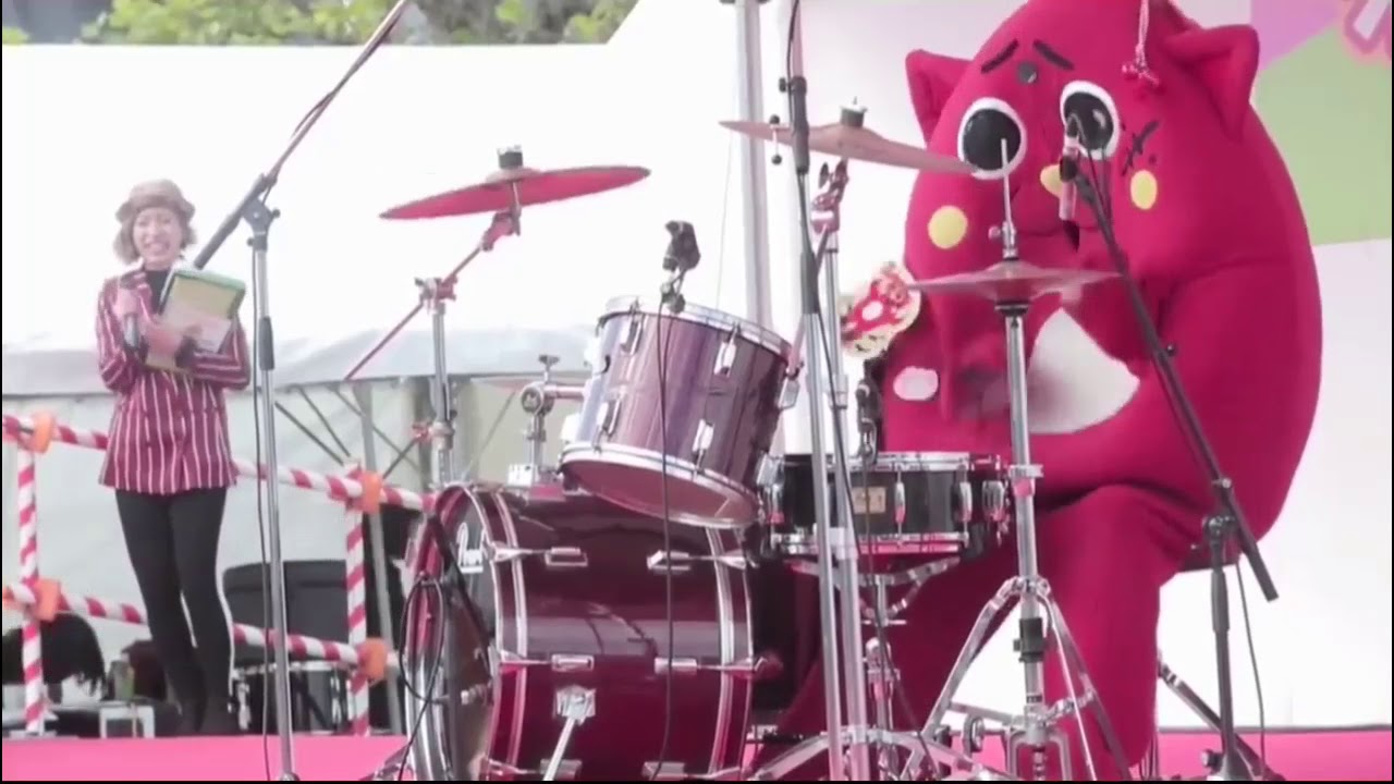 BATERISTA TOCANDO CANCION INFANTIL