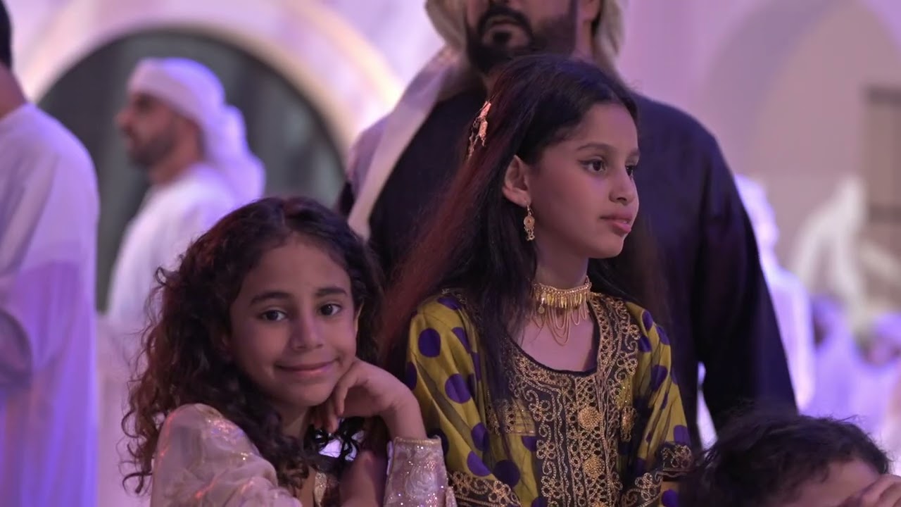 ساحة الخيل في نادي أبوظبي للفروسية مساحة حيوية تجمع بين الرياضة والثقافة والترفيه.