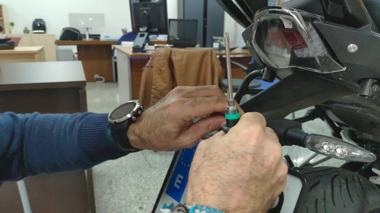 BMW R1200RS. Cambio de bombilla matrícula de halógena a LED