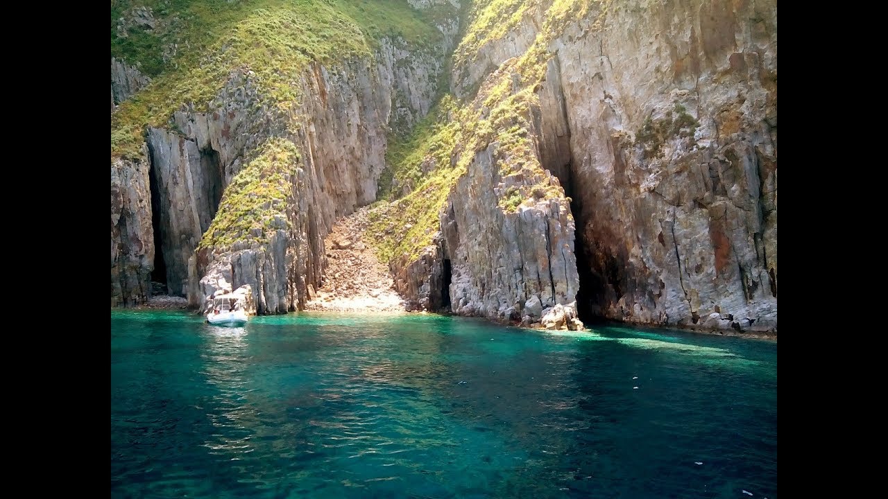 Isola di Palmarola: le favolose "cattedrali"