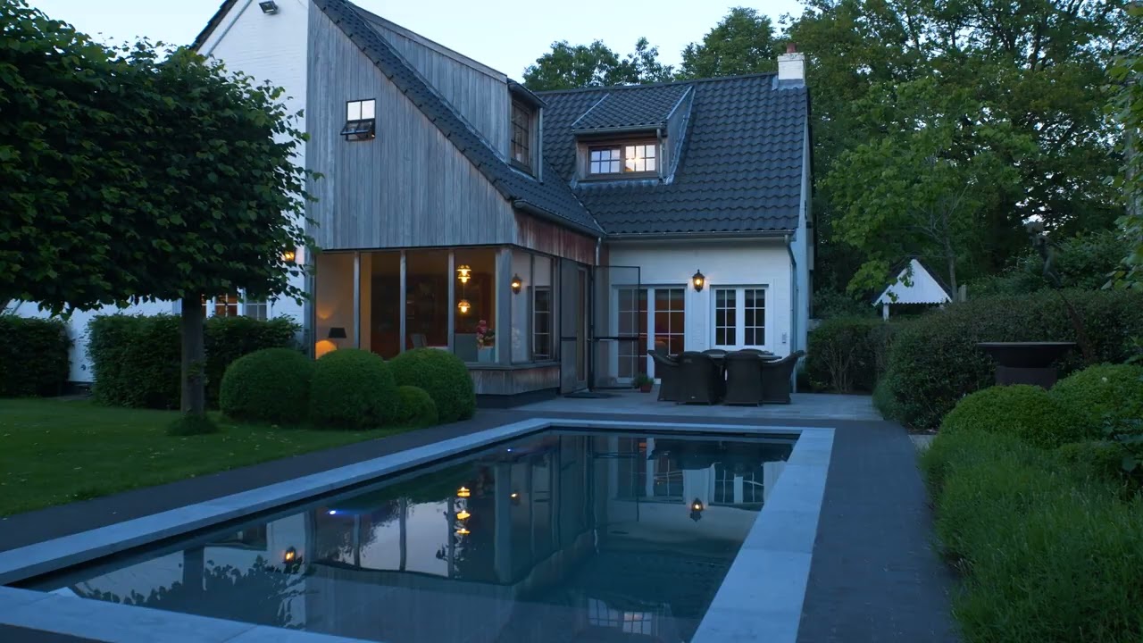 Charmante gerenoveerde villa met zwembad te Brecht.
