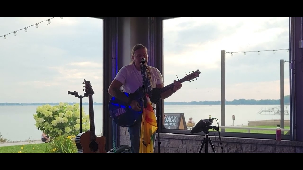 Jason Michael Carroll Sings Bluey Theme for Granddaughter Waverly Beach Menasha, WI 7-19-25