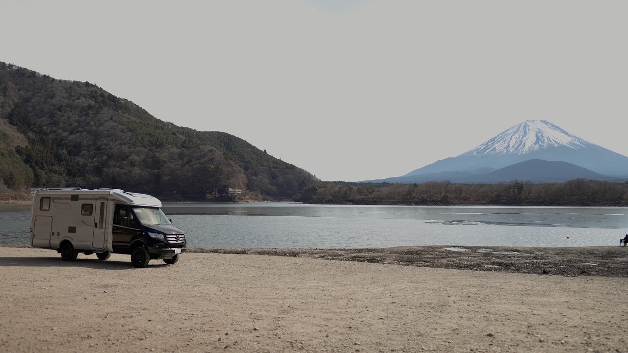I'm going to see Mount Fuji, a Japanese landscape. My car is a HYMER MLT580.