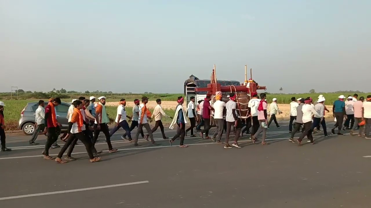 प्रथम मानाची ,संत तेल्या भुत्याची कावड,वाजेगांव, निंबळक मार्ग शिंगणापूर कडे मार्गस्थ.