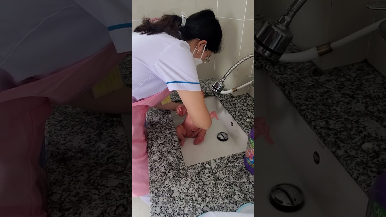 Bé Thơ được cô y tá tắm