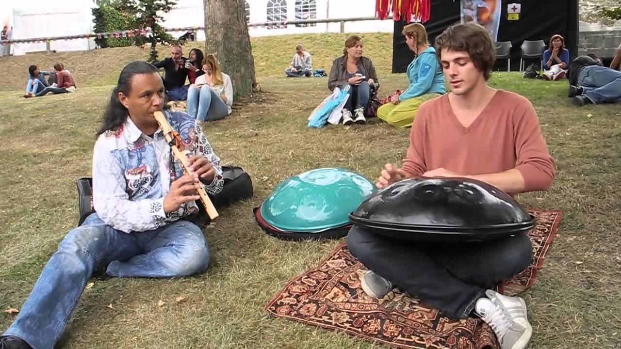 Michael Telapary plays with Morris Weijers