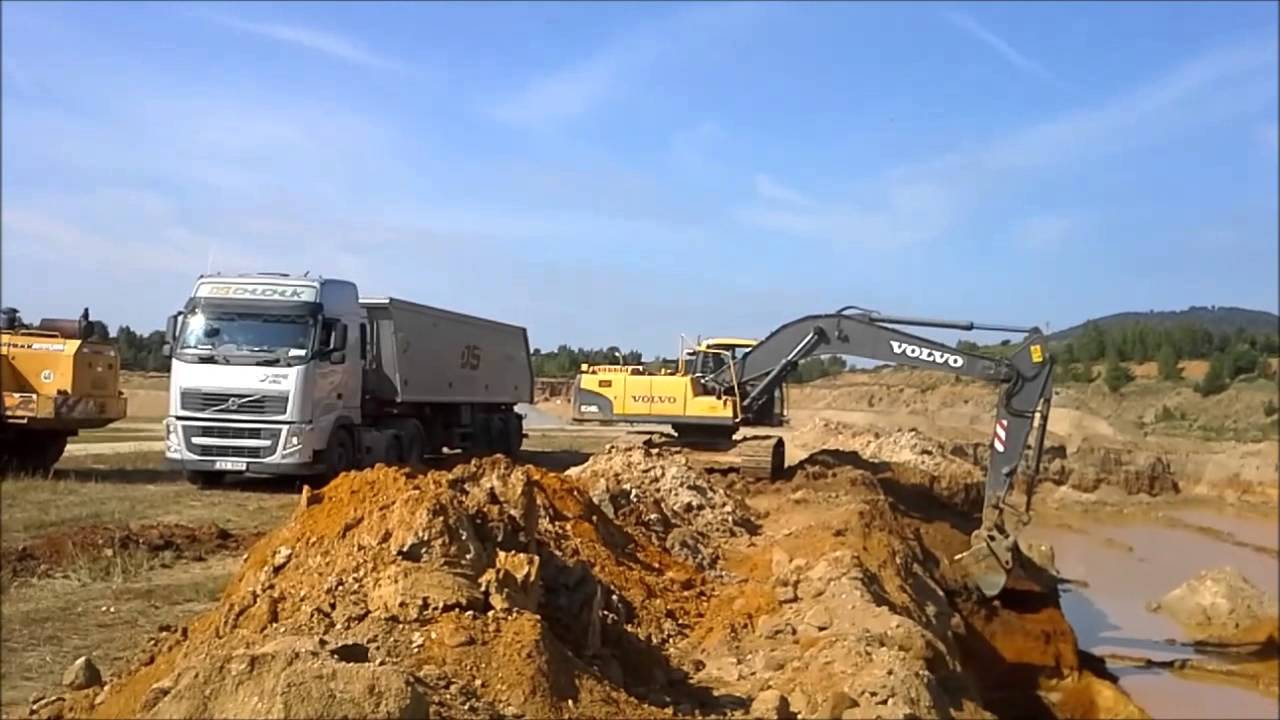 Tahač Volvo FH13 a p&aacute;sov&yacute; bagr Volvo EC 240C