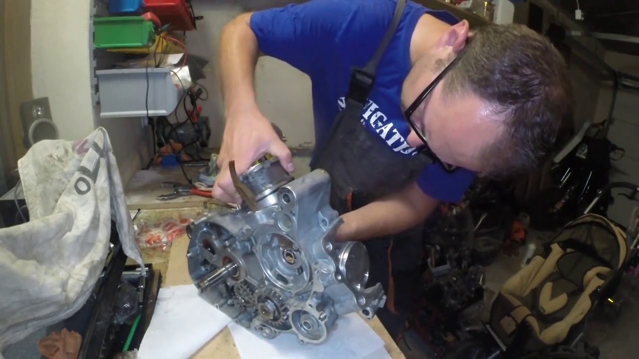 Aprilia SXV Engine Rebuild 05 Cylinders installation