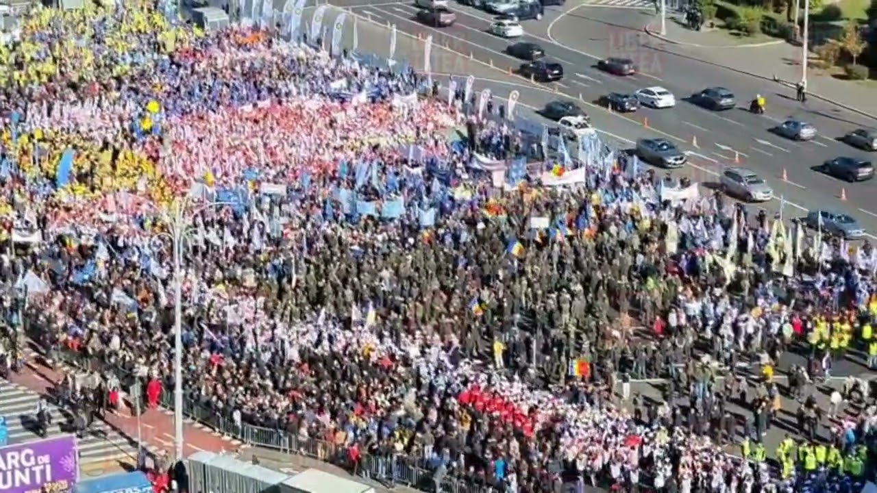 Mii de oameni protestează în Piața Victoriei pentru creşterea salariului minim şi a pensiilor